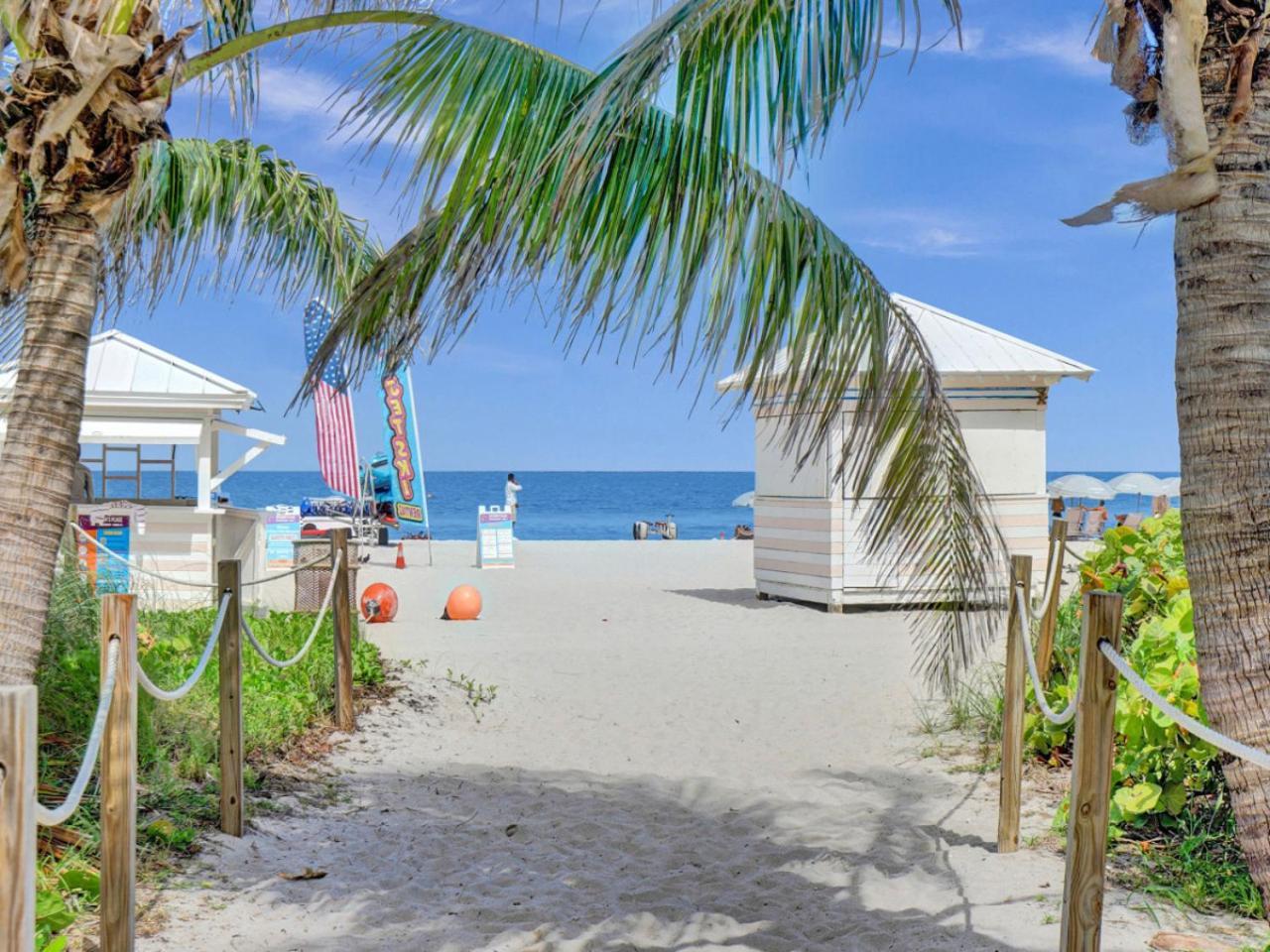 Charming Ocean View With Service 1516